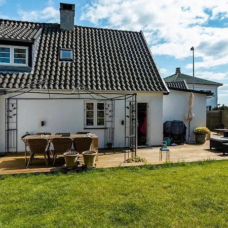 Beautiful With Ocean Views And A Large Garden *